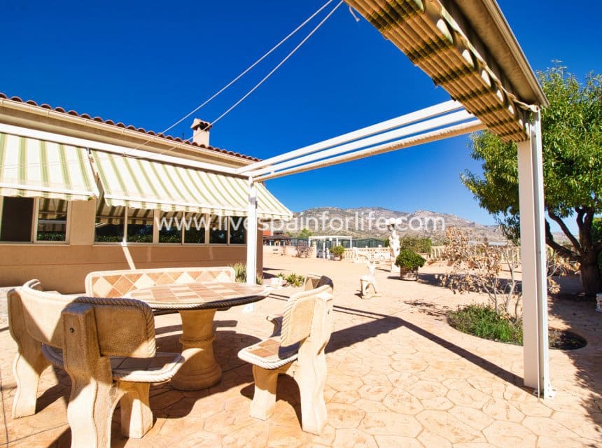 4 chambre Finca/Maison de Campagne à vendre à Albatera avec piscine garage - 349 950 € (Ref: 10179352)