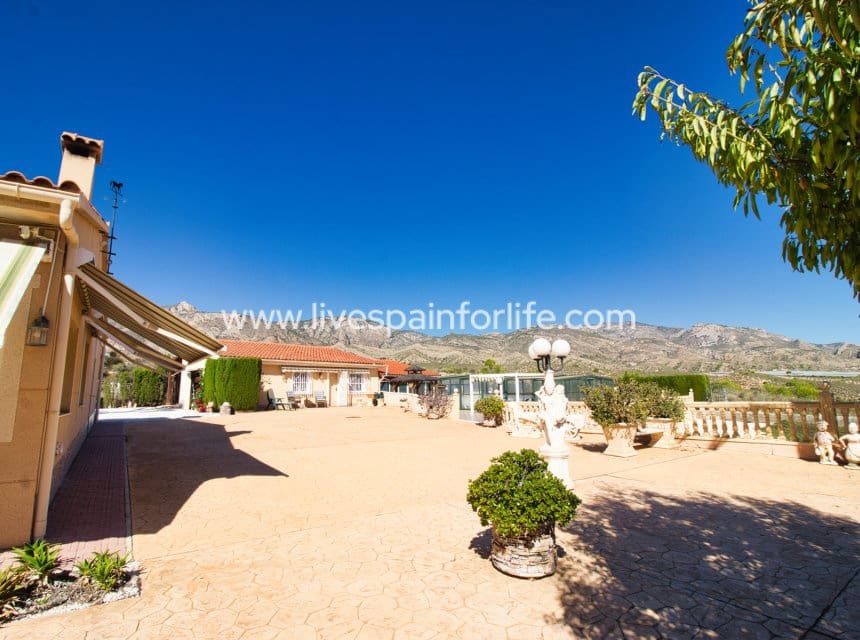 4 chambre Finca/Maison de Campagne à vendre à Albatera avec piscine garage - 349 950 € (Ref: 10179352)