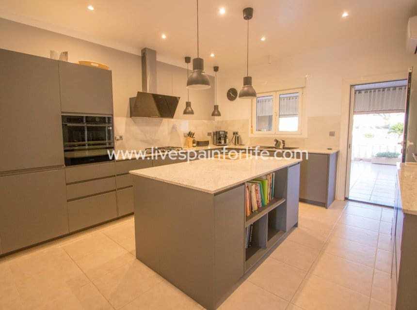 4 slaapkamer Finca/Landhuis te koop in Catral met zwembad garage - € 649.999 (Ref: 10181925)