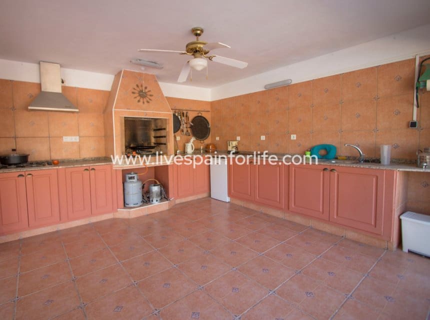 4 slaapkamer Finca/Landhuis te koop in Catral met zwembad garage - € 649.999 (Ref: 10181925)