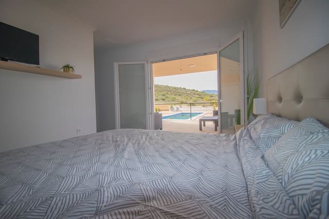 4 slaapkamer Finca/Landhuis te koop in Pinoso met zwembad - € 305.000 (Ref: 8405866)