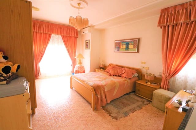 5 bedroom Townhouse for sale in Alicante / Alacant city with garage - € 440,000 (Ref: 8625684)