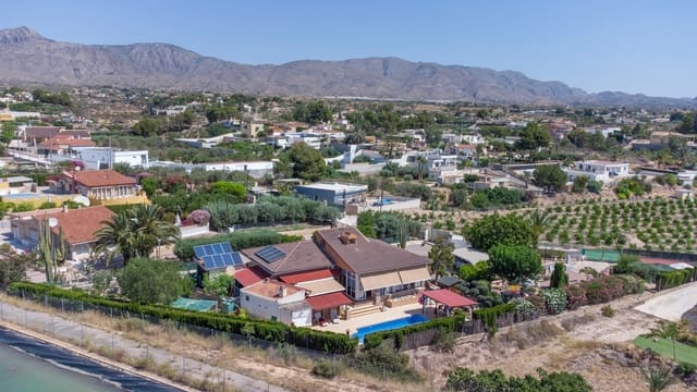 5 soveværelse Finca/Landehus til salg i Albatera med swimmingpool - € 299.999 (Ref: 9109570)