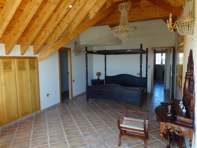 16 sypialnia Finka/Dom wiejski na sprzedaż w Miasto Alicante / Alacant z basenem garażem - 1 050 000 € (Ref: 9383201)