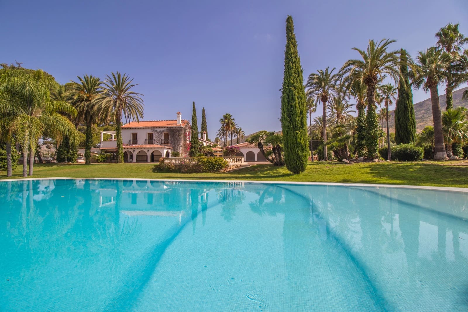 8 bedroom Business for sale in Novelda with pool garage - € 6,000,000 (Ref: 9434571)