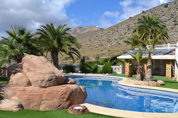 Finca/Casa Rural de 5 habitaciones en Hondón de las Nieves en venta con piscina garaje - 1.299.000 € (Ref: 9489765)