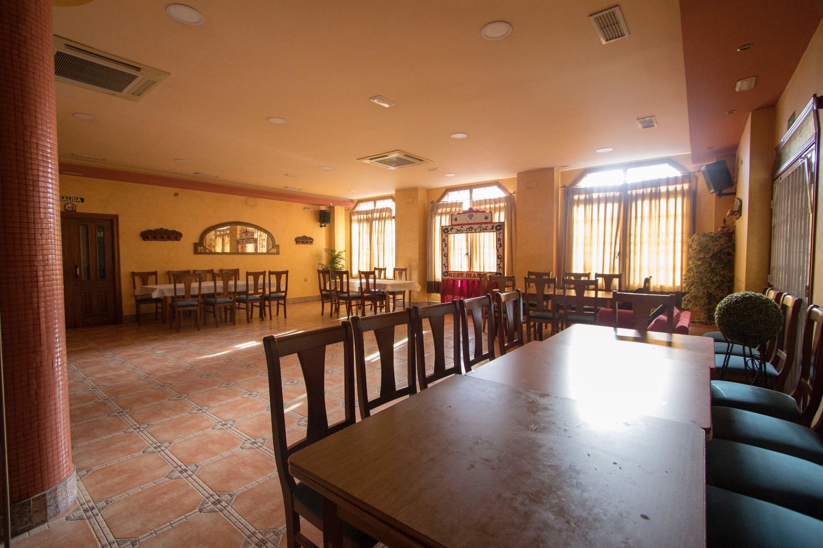 Commercieel te huur in Albatera - € 1.800 (Ref: 9489767)