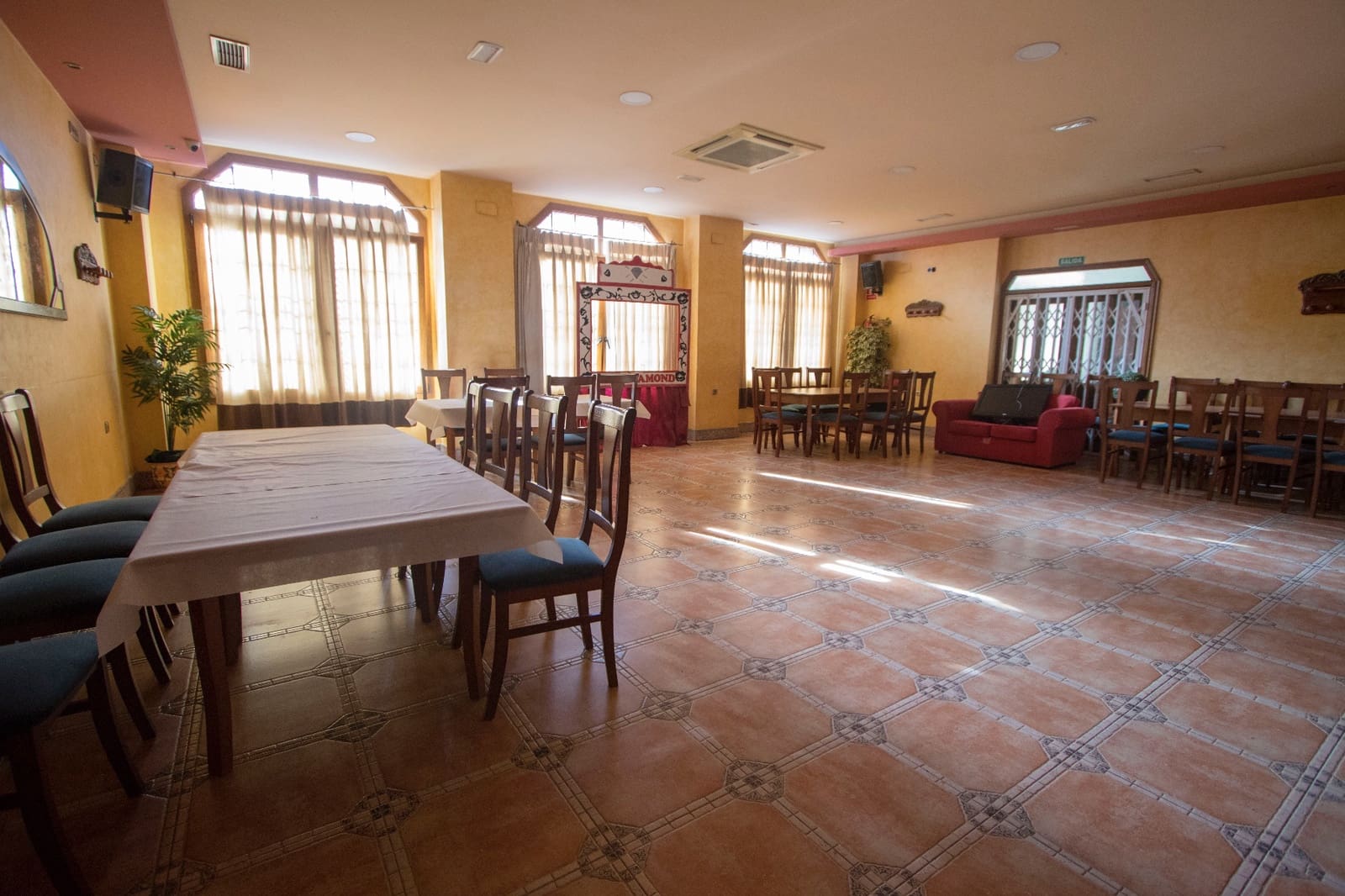 Commercieel te huur in Albatera - € 1.800 (Ref: 9489767)