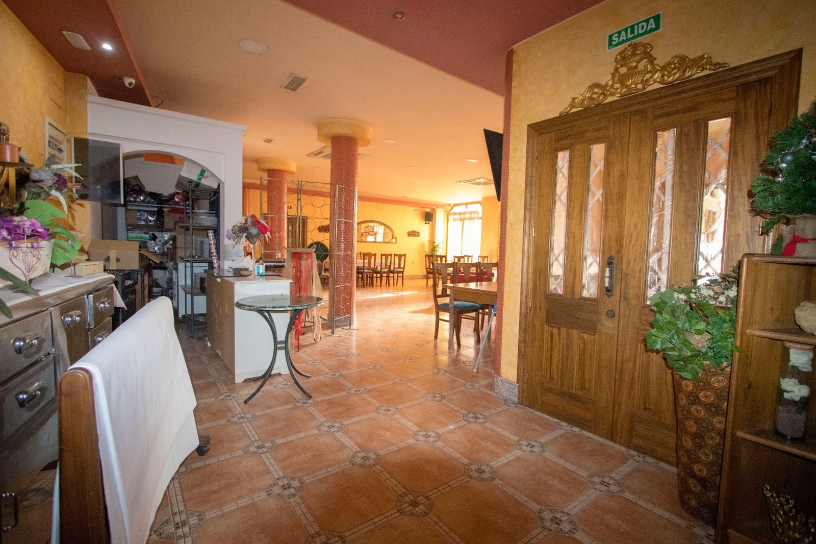 Commercieel te huur in Albatera - € 1.800 (Ref: 9489767)