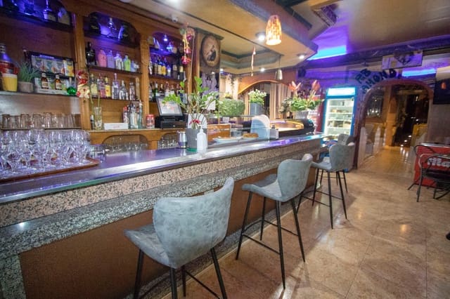 Commercieel te huur in Albatera - € 1.800 (Ref: 9489767)