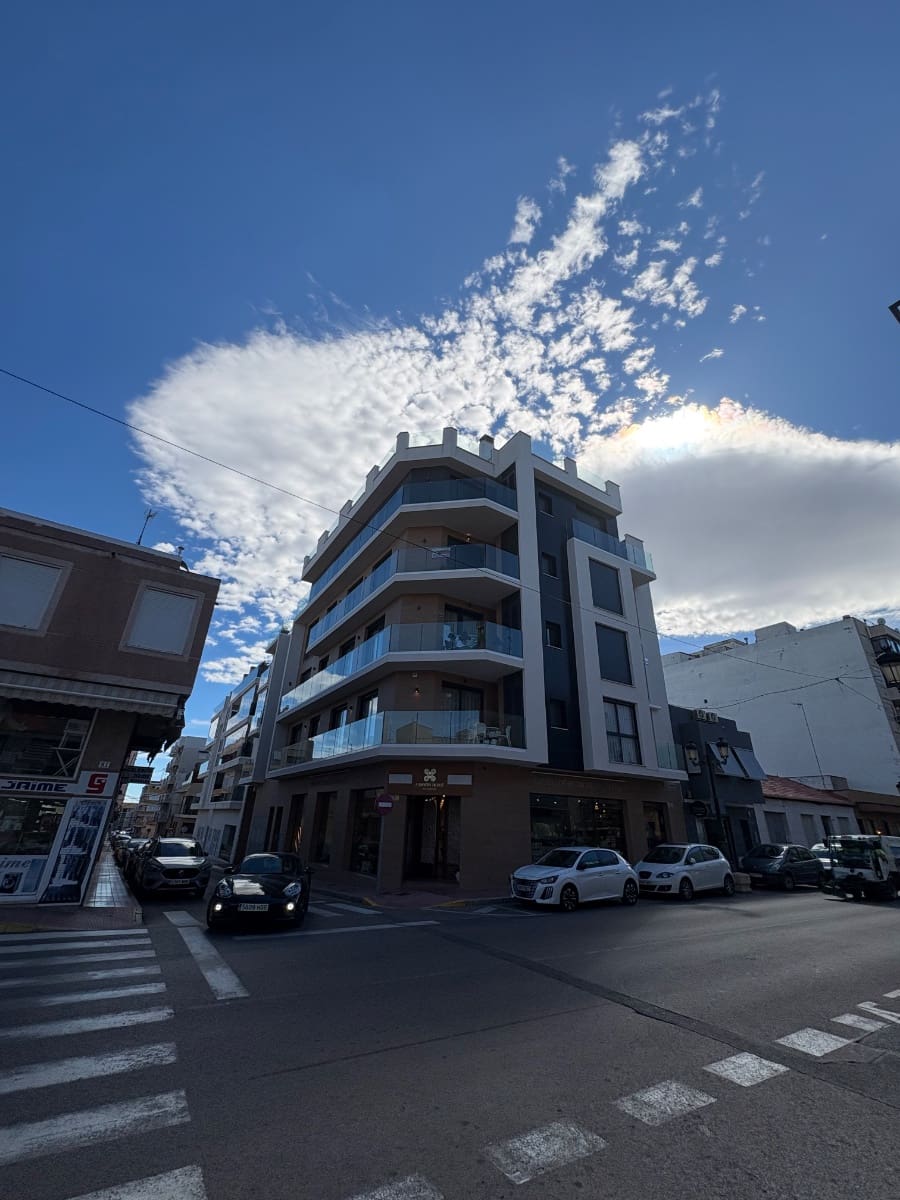 3 bedroom Apartment for sale in Guardamar del Segura with garage - € 390,000 (Ref: 9517856)