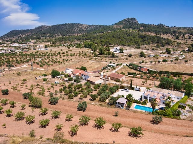 5 bedroom Finca/Country House for sale in Pinoso with pool - € 395,000 (Ref: 9528754)
