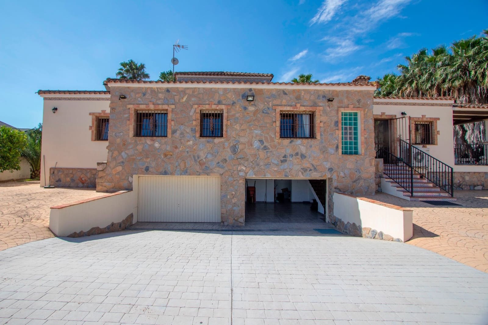 5 soveværelse Finca/Landehus til salg i Bigastro med swimmingpool garage - € 595.000 (Ref: 9571899)