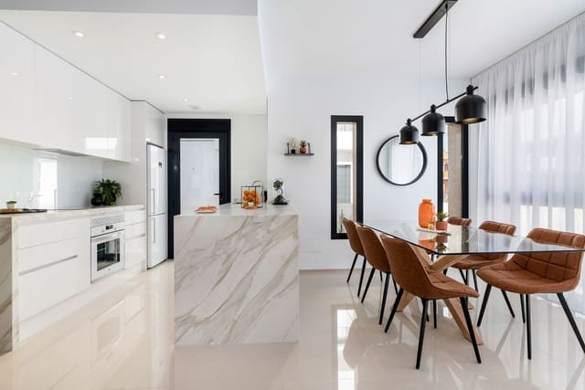 3 makuuhuone Huvila myytävänä paikassa Centro, Los Alcázares mukana uima-altaan 
autotalli - 545 000 € (Ref: 9580183)