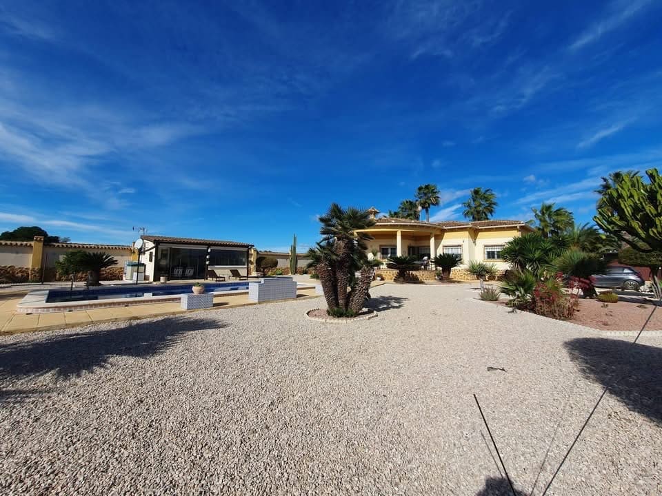 4 sovrum Finca/Hus på landet till salu i Catral med pool garage - 369 000 € (Ref: 9594577)