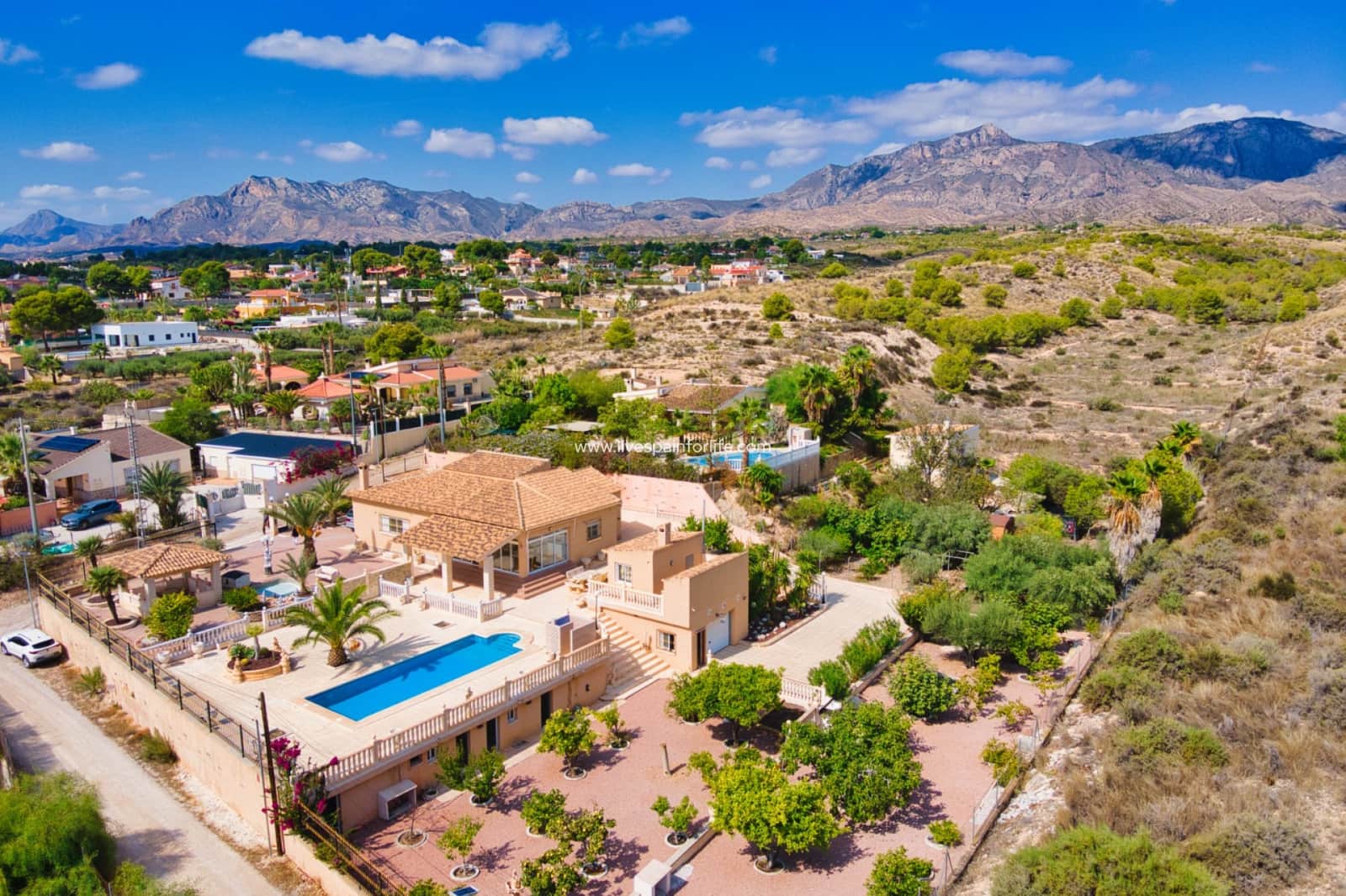 3 bedroom Finca/Country House for sale in Albatera with pool garage - € 379,995 (Ref: 9614037)