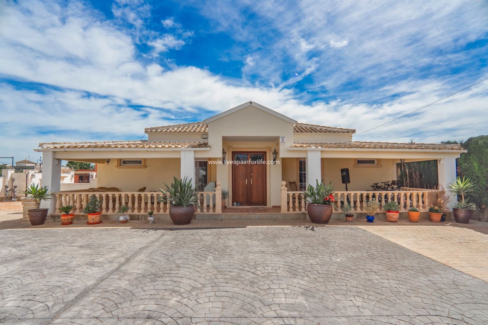 6 bedroom Villa for sale in Heredades with pool - € 595,000 (Ref: 9664232)