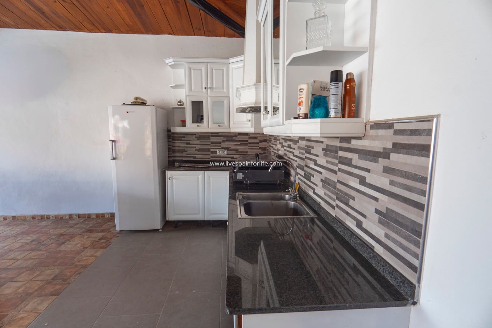 6 bedroom Villa for sale in Heredades with pool - € 595,000 (Ref: 9664232)