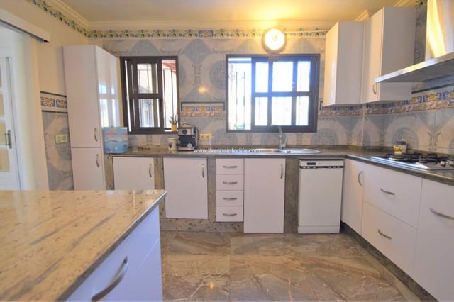 Chalet de 4 habitaciones en Villamartín - Las Filipinas, Orihuela en venta con piscina garaje - 630.000 € (Ref: 9664259)