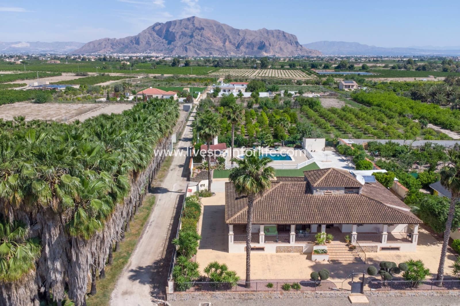 5 soveværelse Finca/Landehus til salg i Bigastro med swimmingpool garage - € 595.000 (Ref: 9707633)