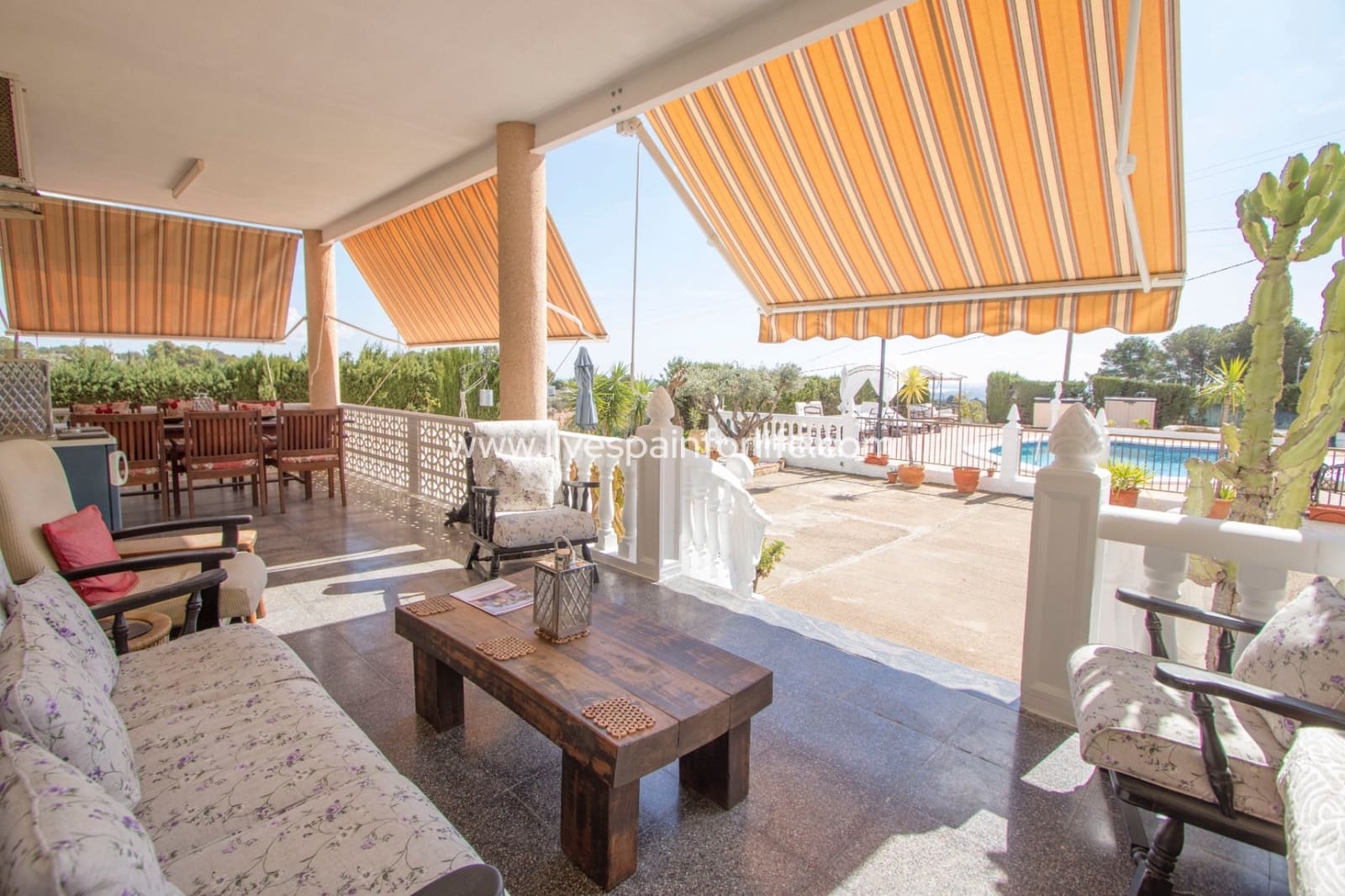 6 soveværelse Finca/Landehus til salg i Albatera med swimmingpool garage - € 495.000 (Ref: 9707639)