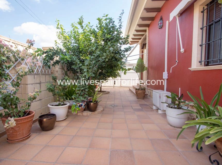 3 bedroom Townhouse for sale in Albatera with pool - € 430,000 (Ref: 9715572)