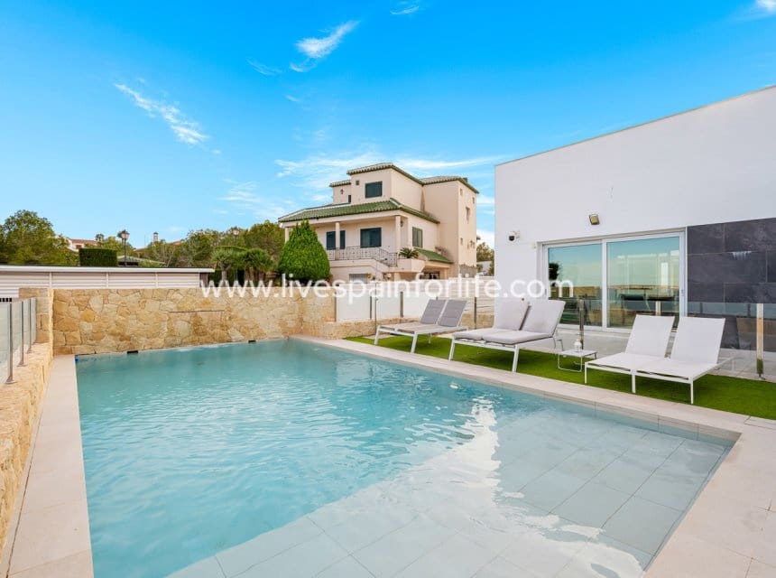 4 sypialnia Willa na sprzedaż w Algorfa z basenem garażem - 950 000 € (Ref: 9715582)