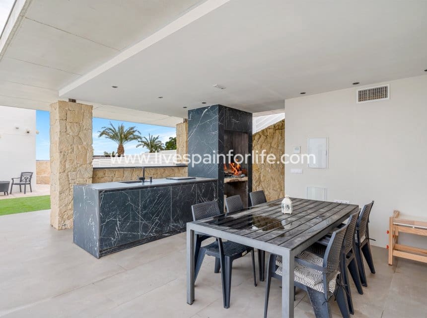 4 sypialnia Willa na sprzedaż w Algorfa z basenem garażem - 950 000 € (Ref: 9715582)