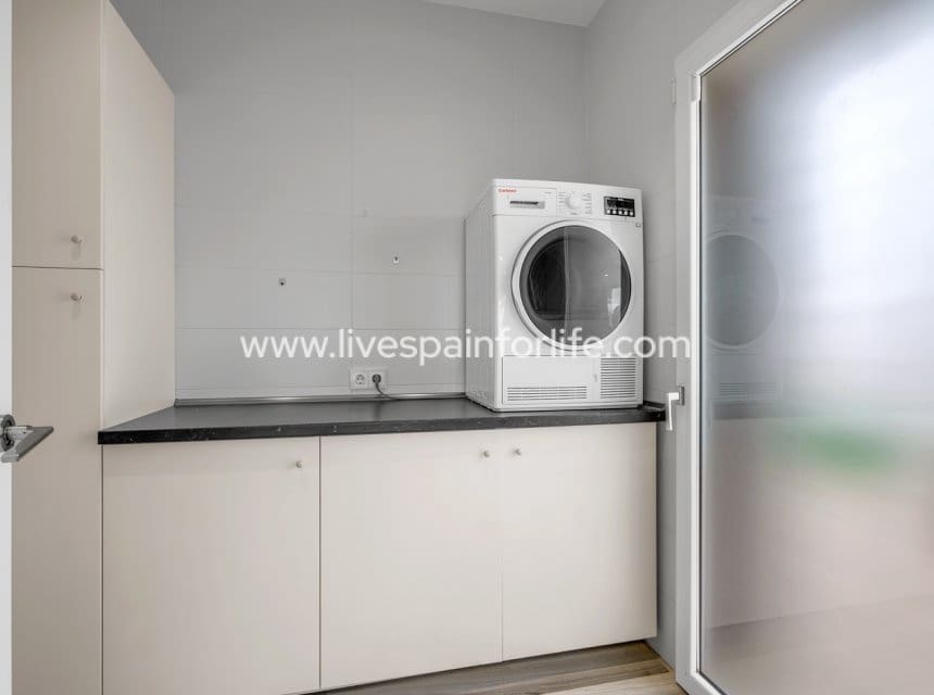 4 sypialnia Willa na sprzedaż w Algorfa z basenem garażem - 950 000 € (Ref: 9715582)