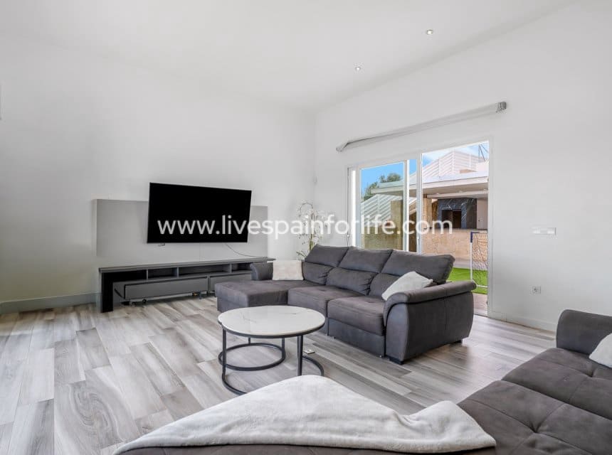 4 sypialnia Willa na sprzedaż w Algorfa z basenem garażem - 950 000 € (Ref: 9715582)