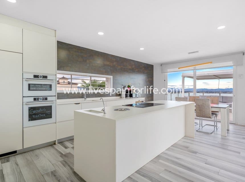 4 sypialnia Willa na sprzedaż w Algorfa z basenem garażem - 950 000 € (Ref: 9715582)