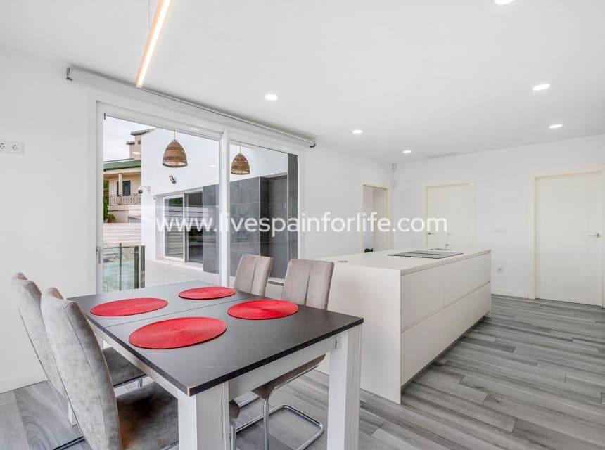 4 sypialnia Willa na sprzedaż w Algorfa z basenem garażem - 950 000 € (Ref: 9715582)