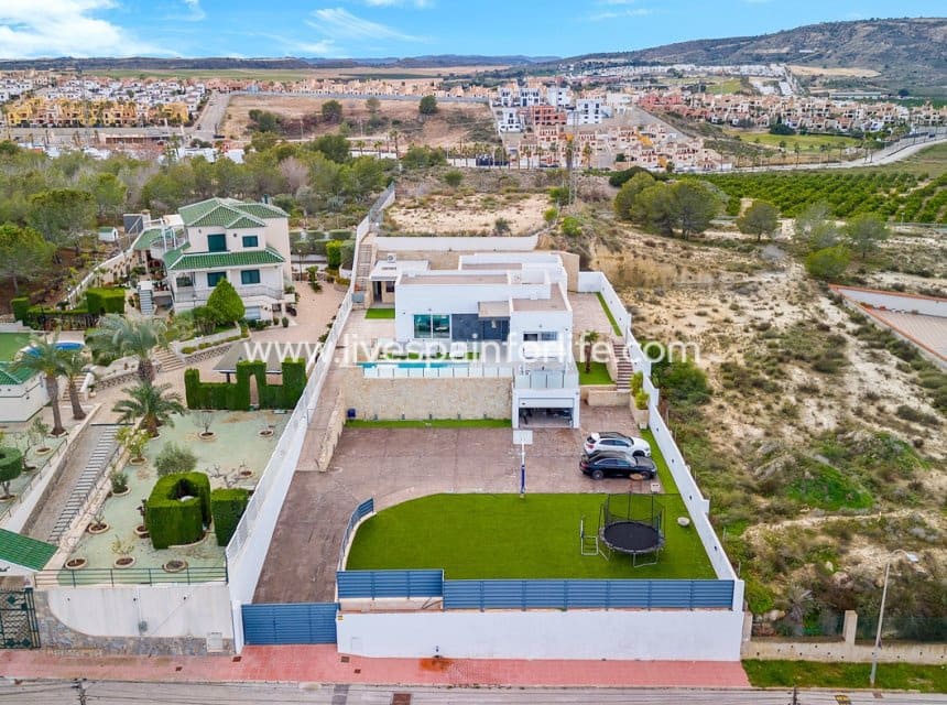 4 sypialnia Willa na sprzedaż w Algorfa z basenem garażem - 950 000 € (Ref: 9715582)