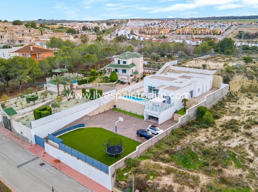 4 sypialnia Willa na sprzedaż w Algorfa z basenem garażem - 950 000 € (Ref: 9715582)