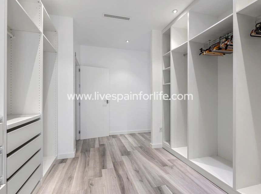 4 sypialnia Willa na sprzedaż w Algorfa z basenem garażem - 950 000 € (Ref: 9715582)