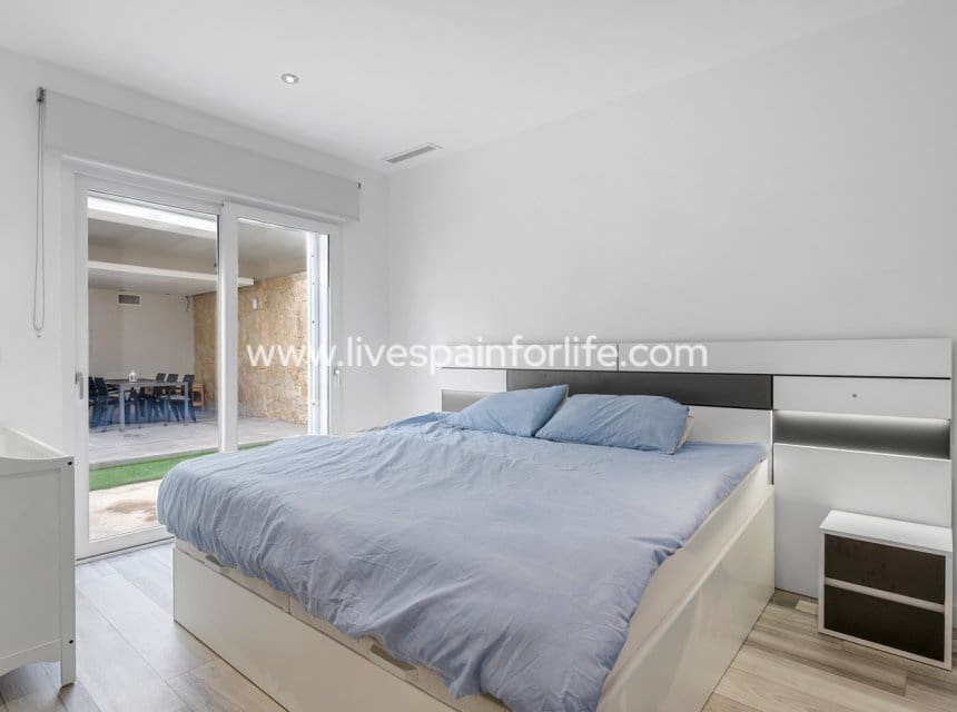 4 sypialnia Willa na sprzedaż w Algorfa z basenem garażem - 950 000 € (Ref: 9715582)