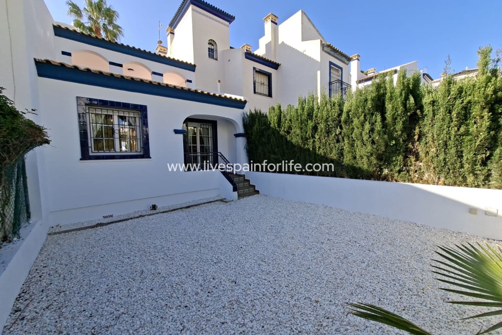 2 bedroom Bungalow for sale in Alicante / Alacant city with pool - € 229,000 (Ref: 9720540)