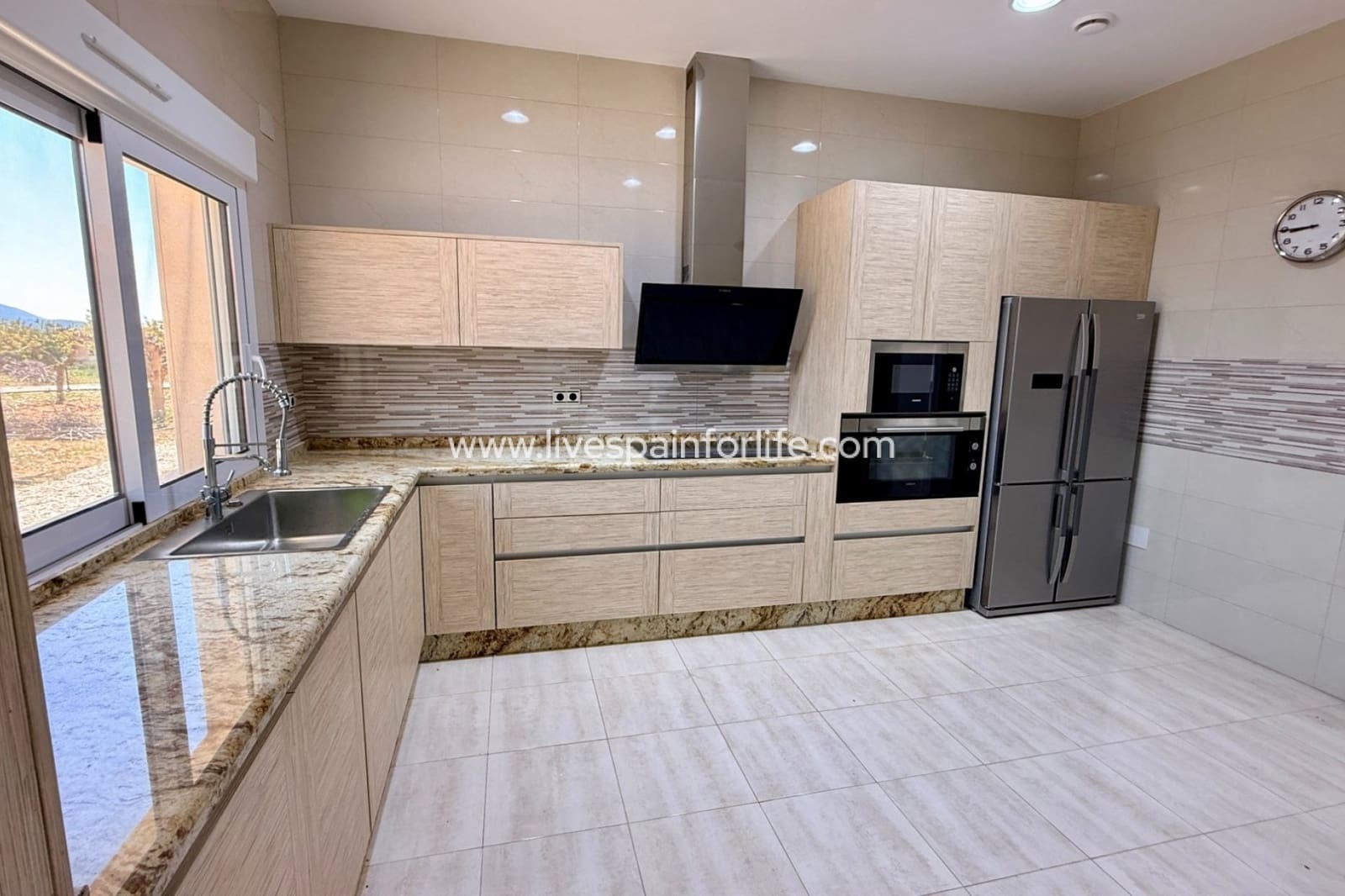 Chalet de 4 habitaciones en Pinoso en venta - 650.006 € (Ref: 9730438)