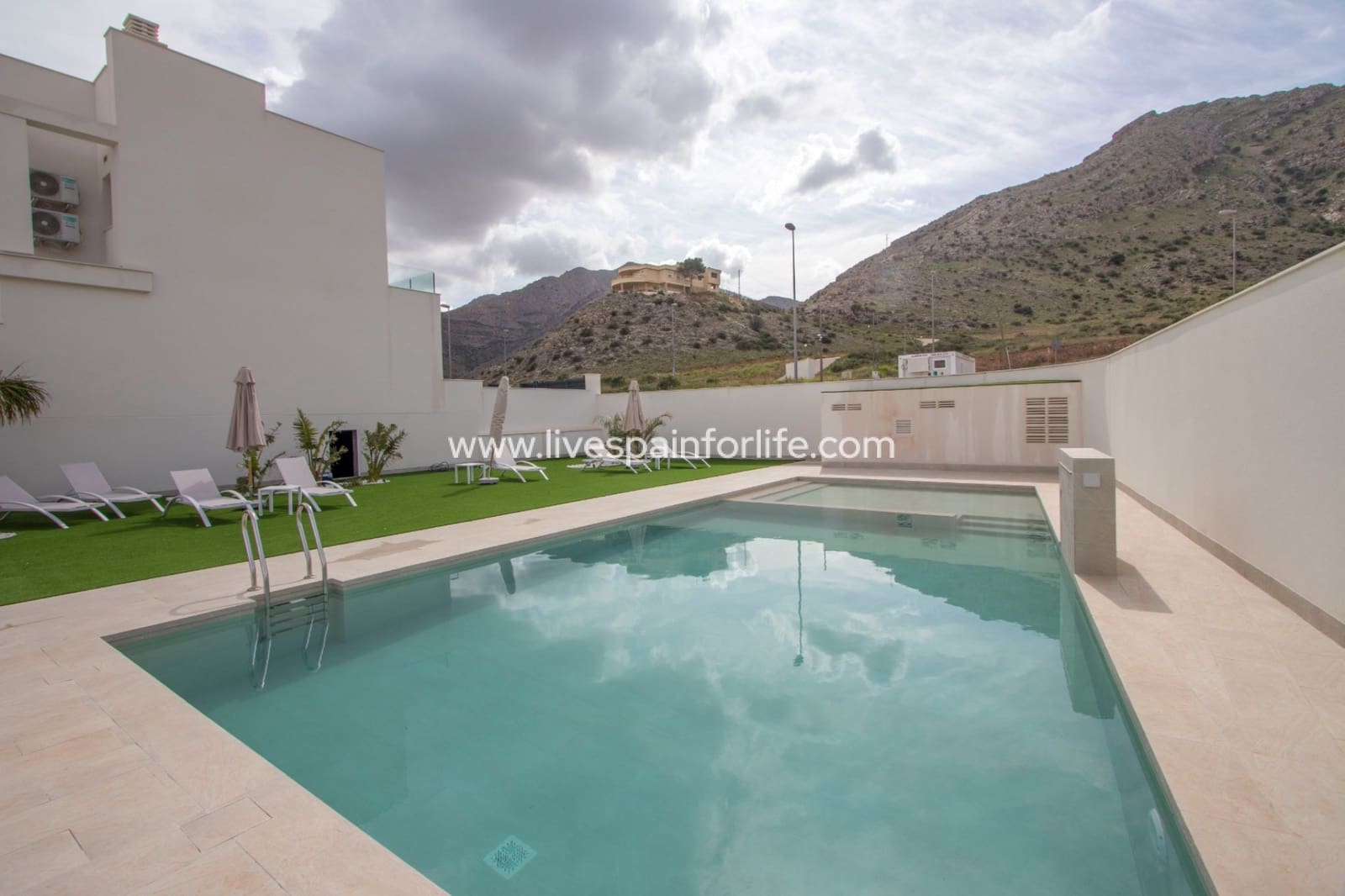 2 makuuhuone Omakotitalo myytävänä paikassa Cox mukana uima-altaan 
autotalli - 223 000 € (Ref: 9756626)