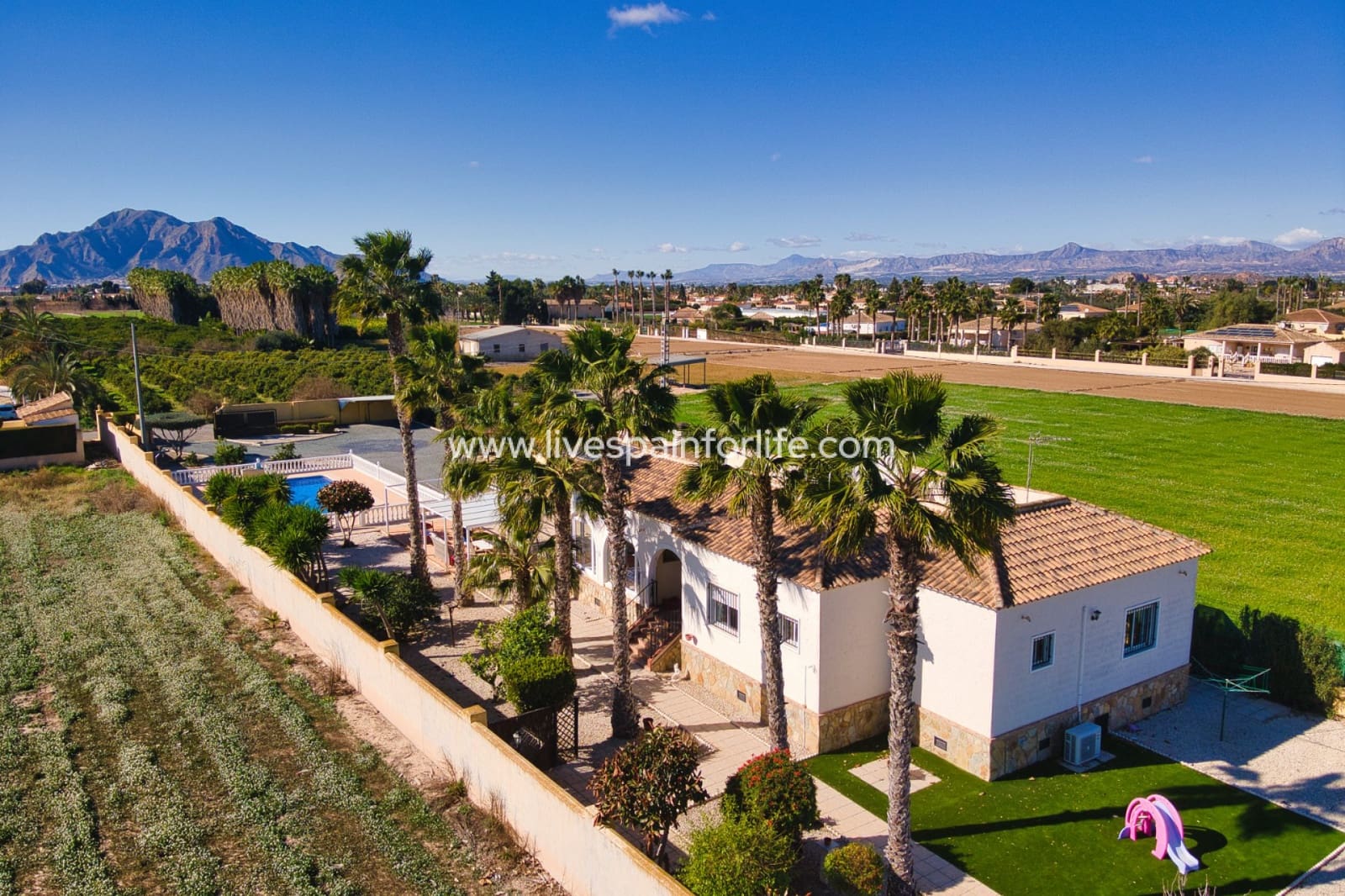 4 soveværelse Finca/Landehus til salg i Catral med swimmingpool - € 369.000 (Ref: 9756633)