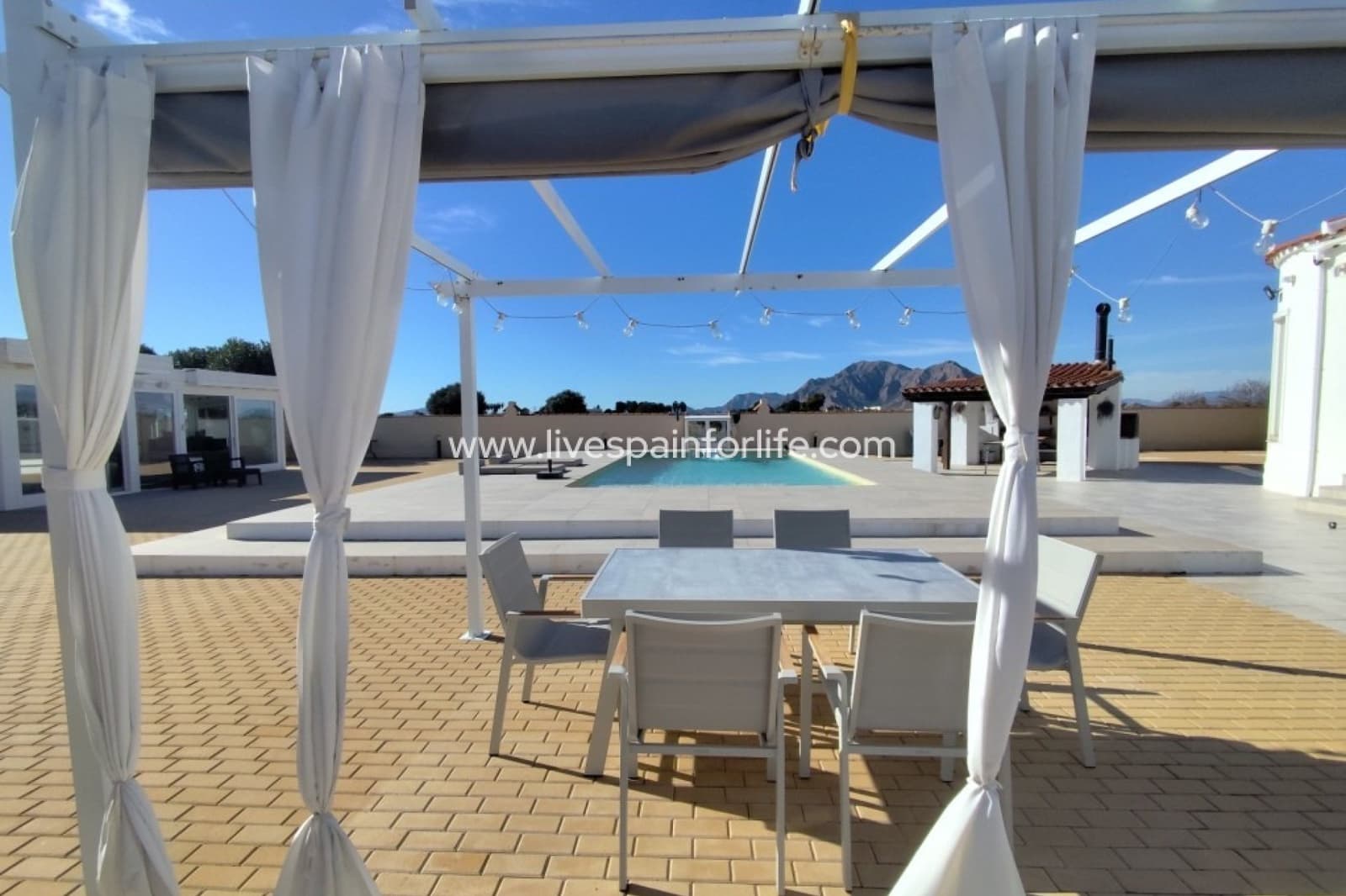 3 soveværelse Finca/Landehus til salg i Almoradi med swimmingpool garage - € 525.000 (Ref: 9801429)