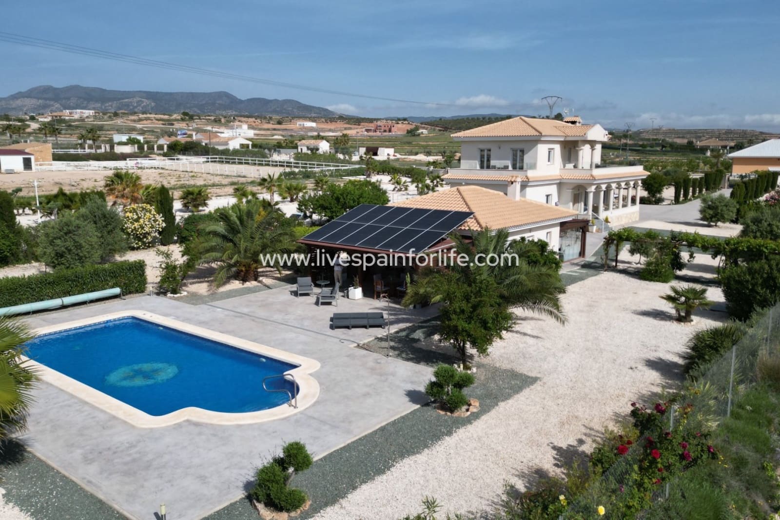 4 Zimmer Villa zu verkaufen in Pinoso mit Pool Garage - 649.950 € (Ref: 9801437)
