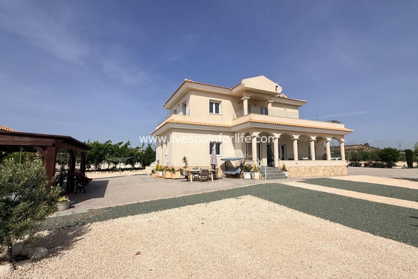 4 Zimmer Villa zu verkaufen in Pinoso mit Pool Garage - 649.950 € (Ref: 9801437)