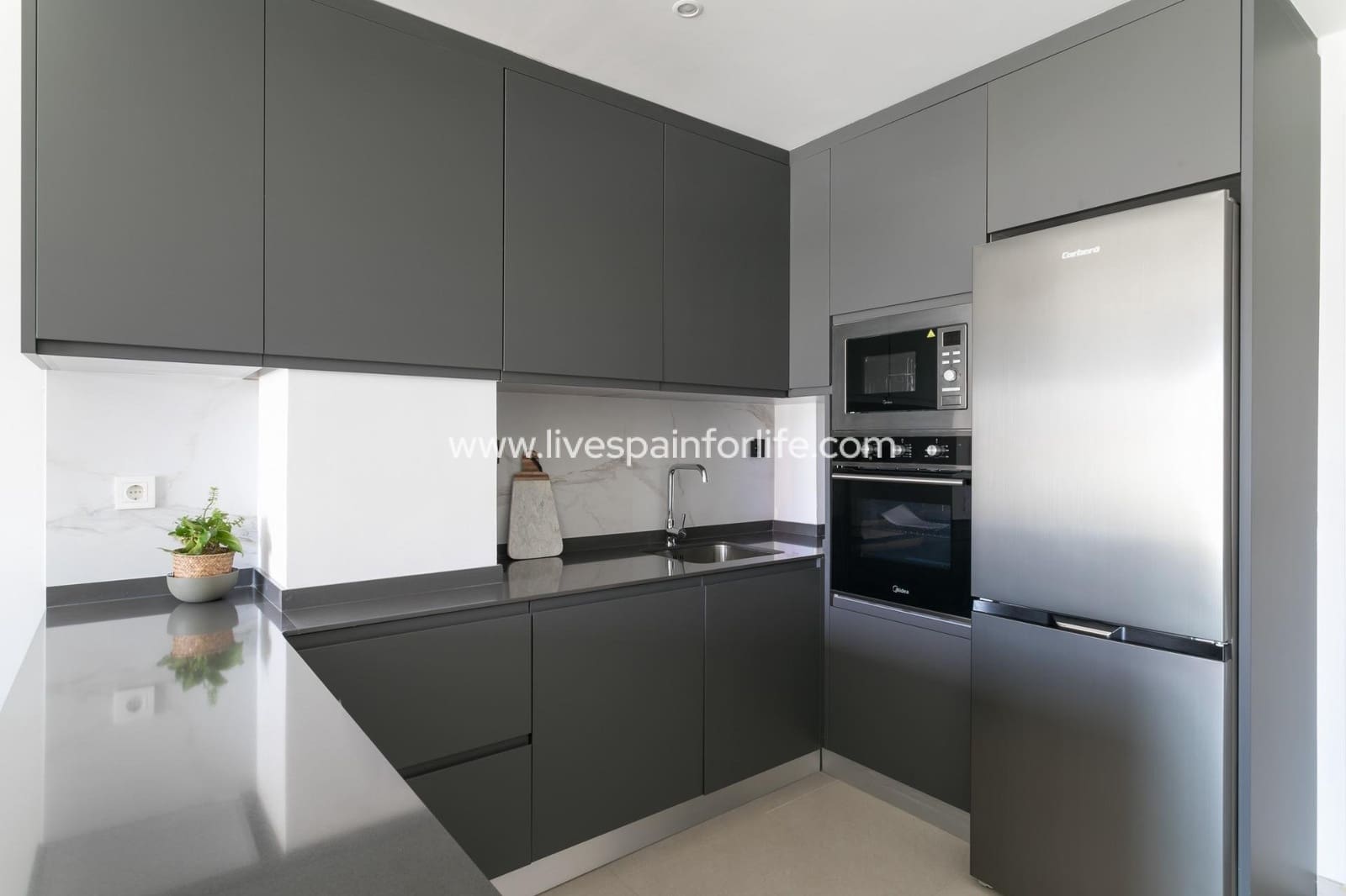 Apartamento de 3 habitaciones en Torrevieja en venta con piscina garaje - 540.000 € (Ref: 9811164)
