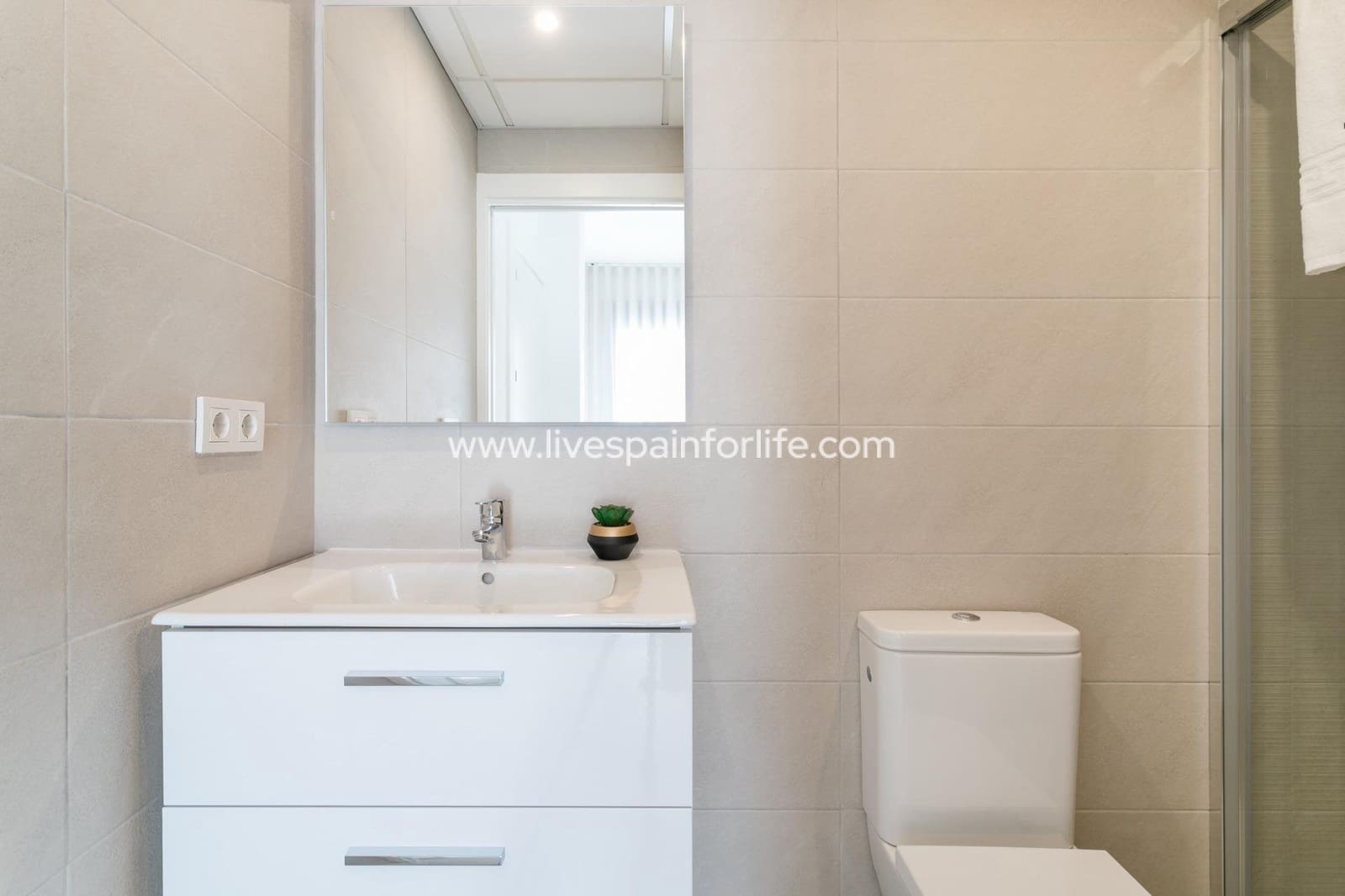 Apartamento de 3 habitaciones en Torrevieja en venta con piscina garaje - 540.000 € (Ref: 9811164)