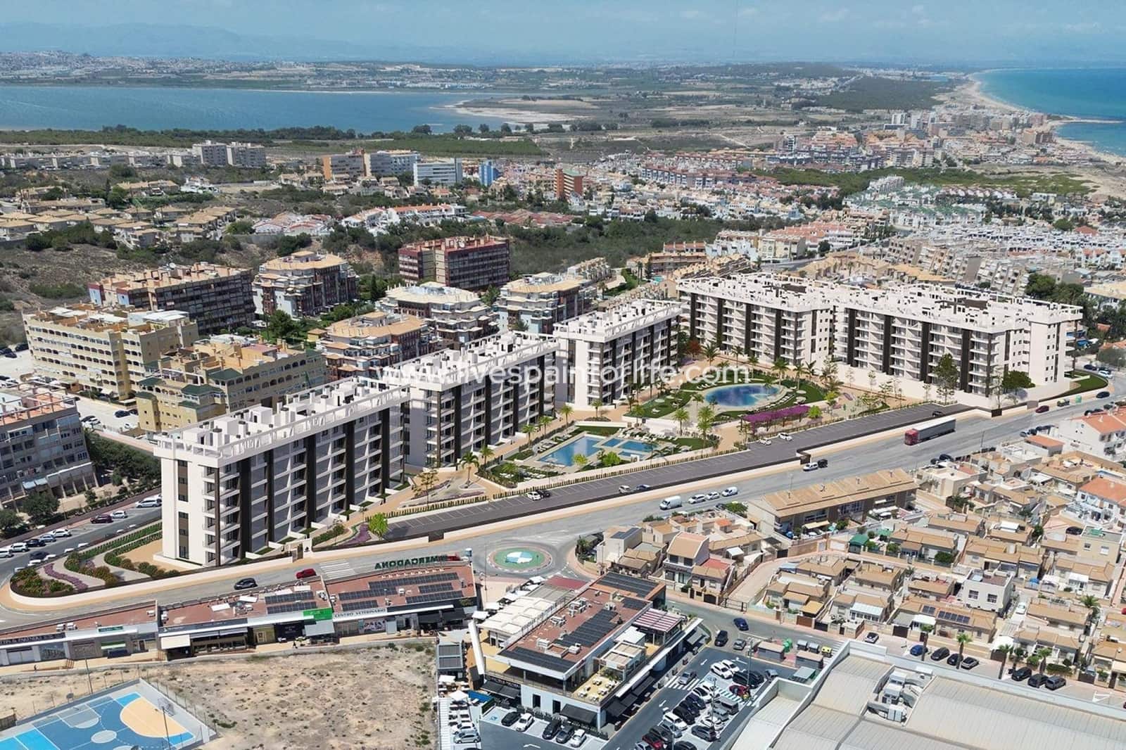Apartamento de 3 habitaciones en Torrevieja en venta con piscina garaje - 540.000 € (Ref: 9811164)