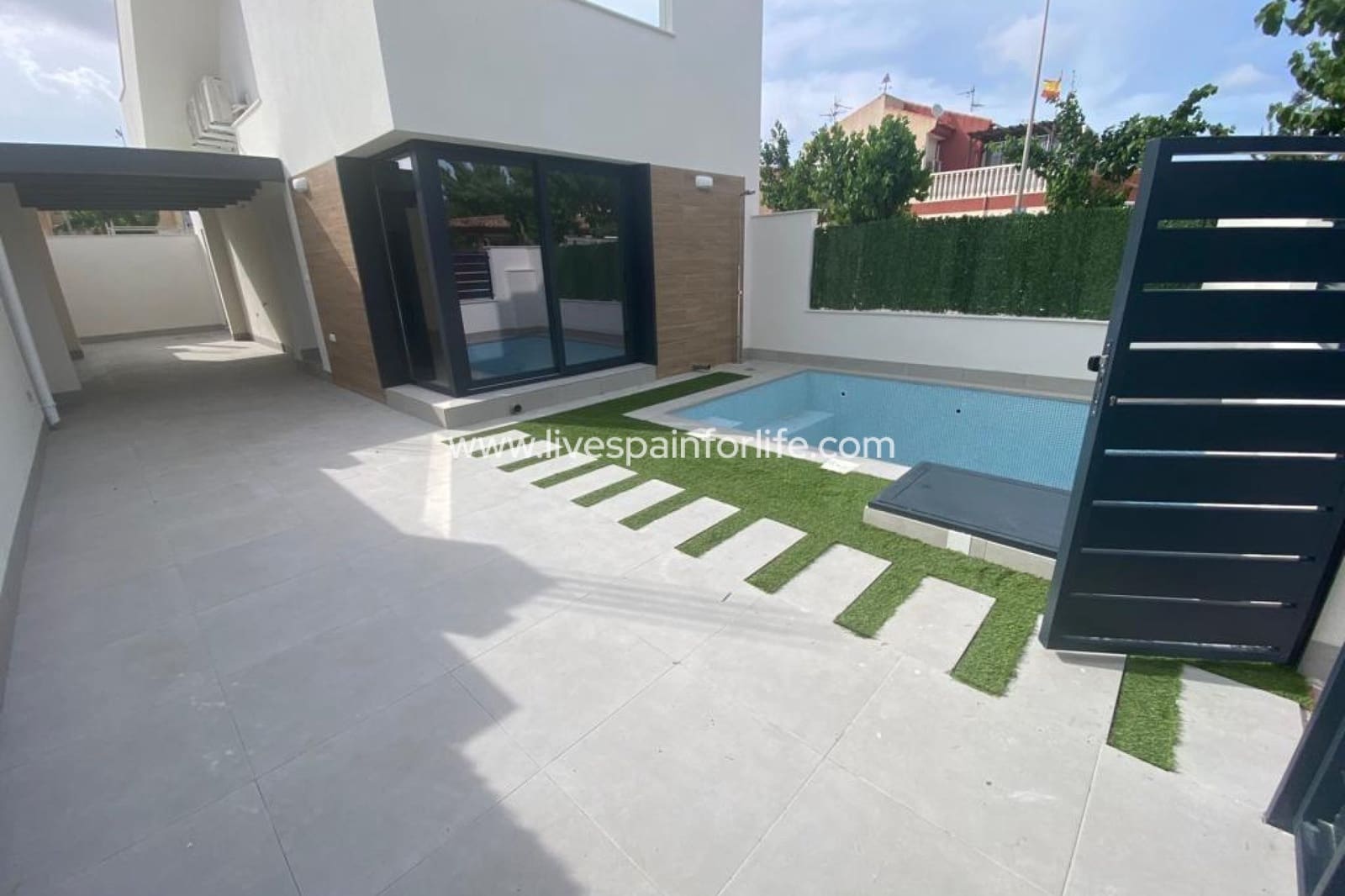 Chalet de 3 habitaciones en Los Alcázares en venta con piscina garaje - 419.900 € (Ref: 9811179)