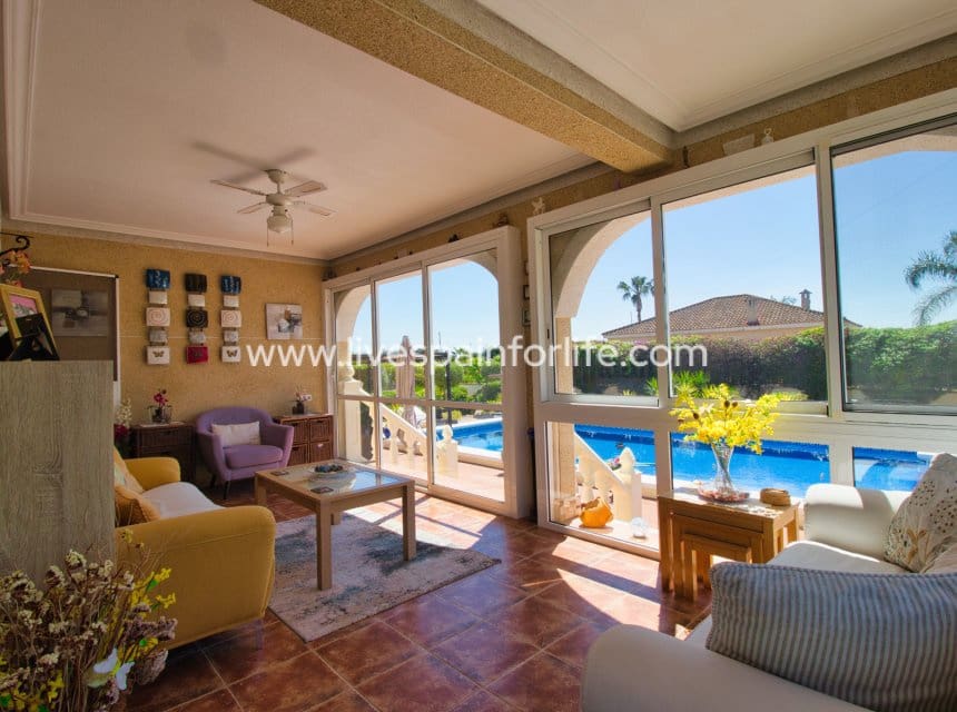 3 soveværelse Finca/Landehus til salg i Catral med swimmingpool garage - € 379.995 (Ref: 9821336)
