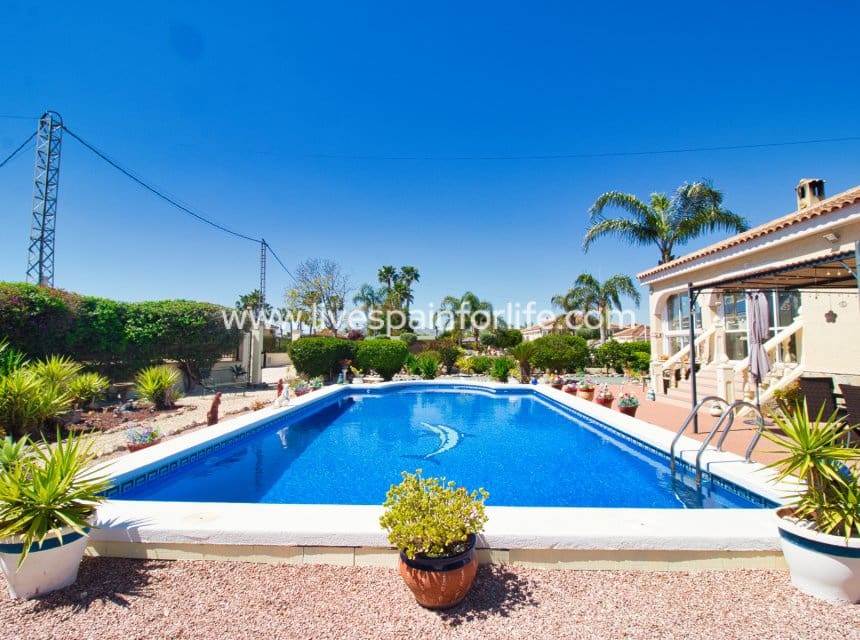 3 soveværelse Finca/Landehus til salg i Catral med swimmingpool garage - € 379.995 (Ref: 9821336)