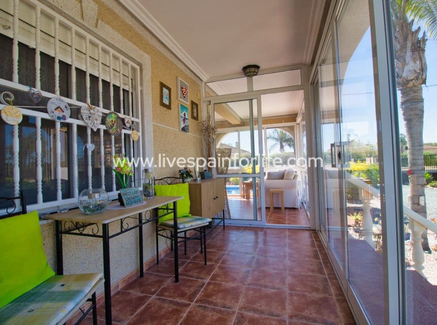3 soveværelse Finca/Landehus til salg i Catral med swimmingpool garage - € 379.995 (Ref: 9821336)